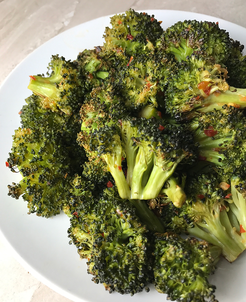 Whole30 Chili Garlic Roasted Broccoli