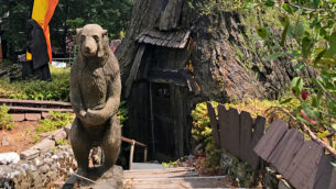 Ripley's Believe It Or Not World Famous Tree House In Piercy, California